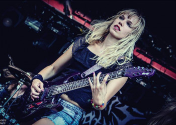 Bo-EL Guitarist Simone Van Straten from Sisters Of Suffocation
