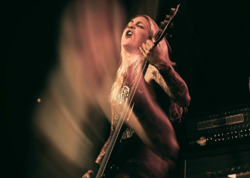 Bo-EL Guitarist Puck Wildschut from Sisters Of Suffocation